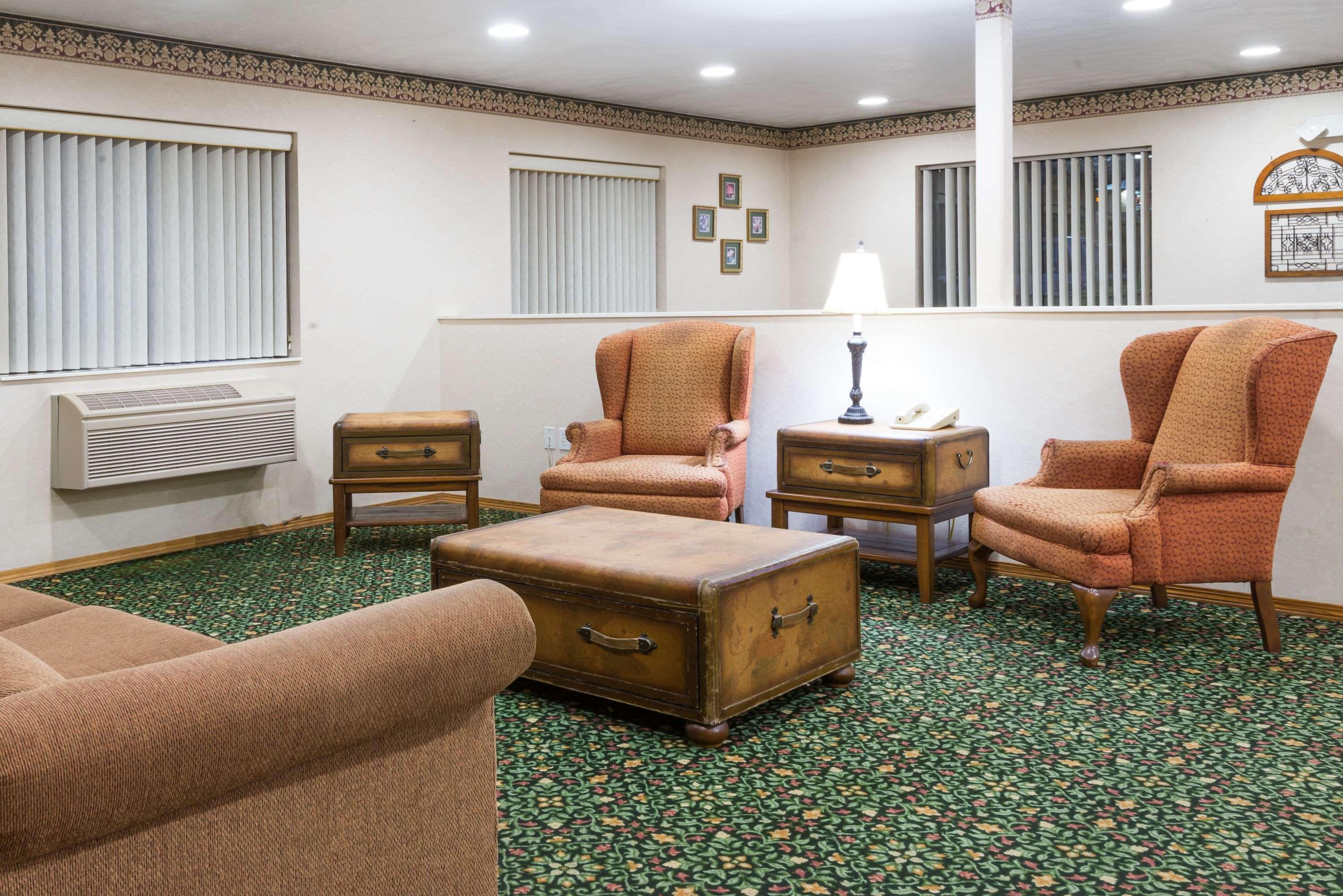 Super 8 By Wyndham New Stanton Hotel Buitenkant foto