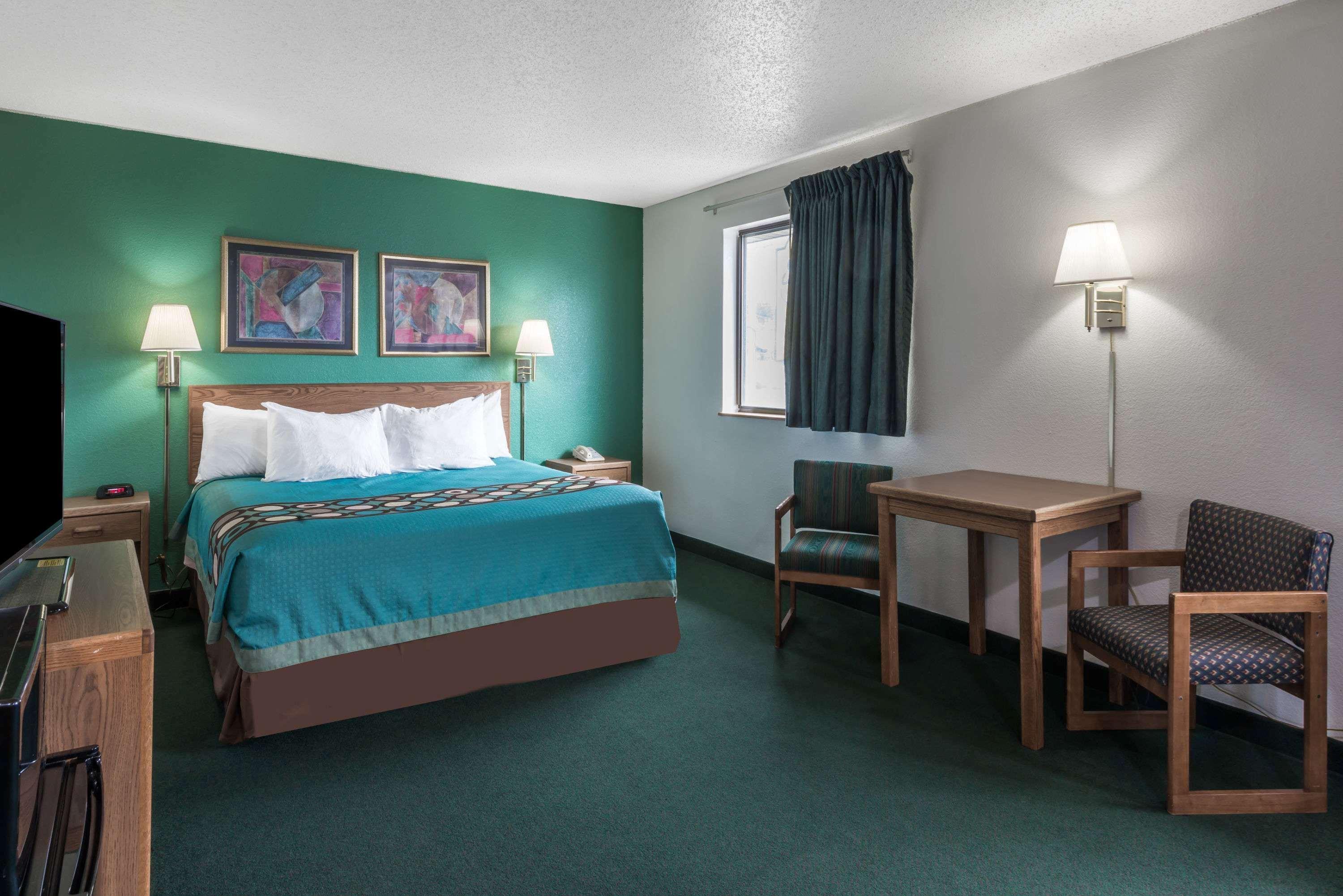 Super 8 By Wyndham New Stanton Hotel Buitenkant foto