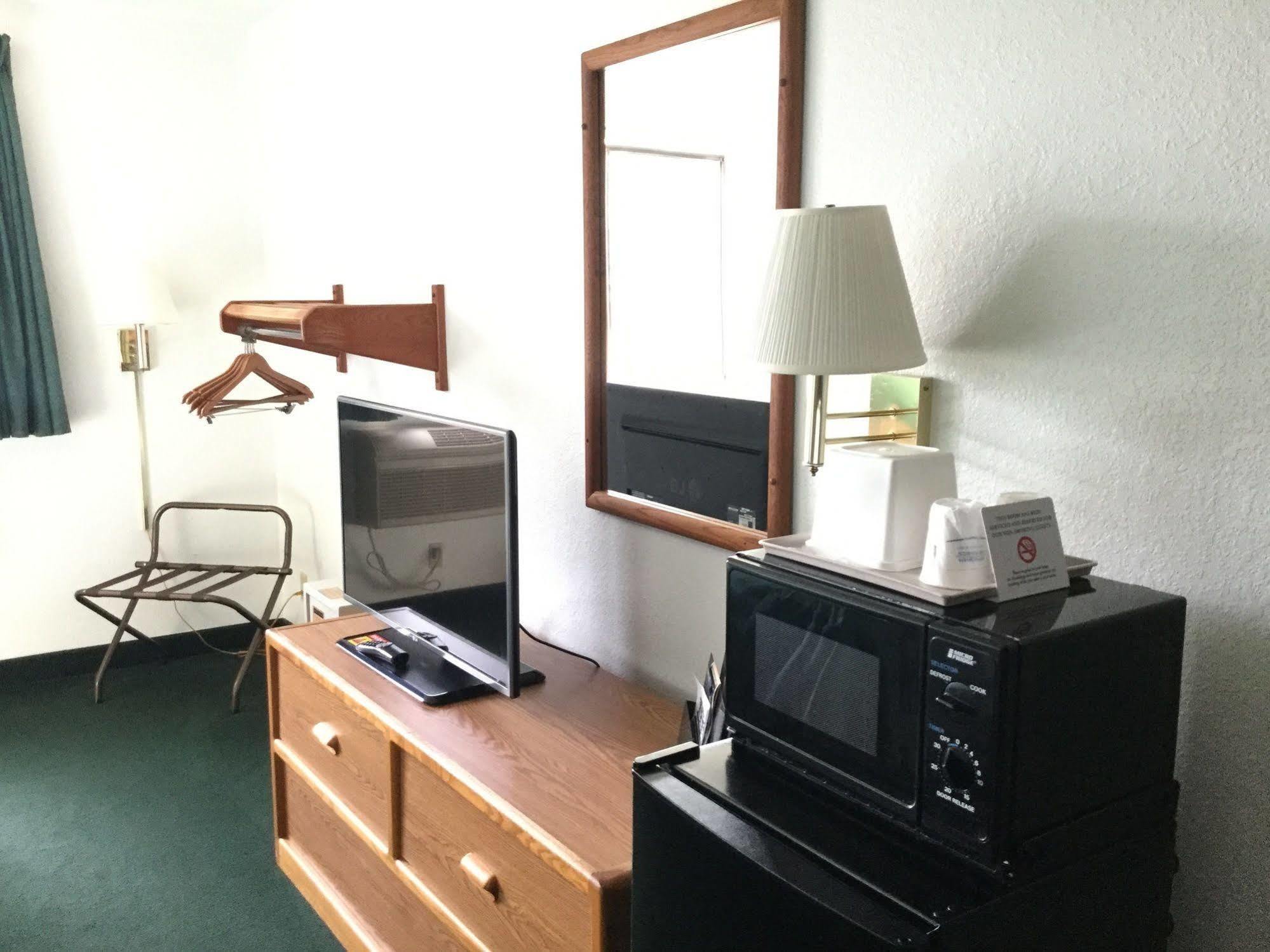 Super 8 By Wyndham New Stanton Hotel Buitenkant foto